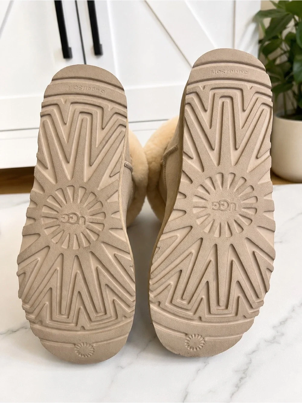UGG Classic Mini II Chestnut Suede Sheepskin Boots Women’s Size 8